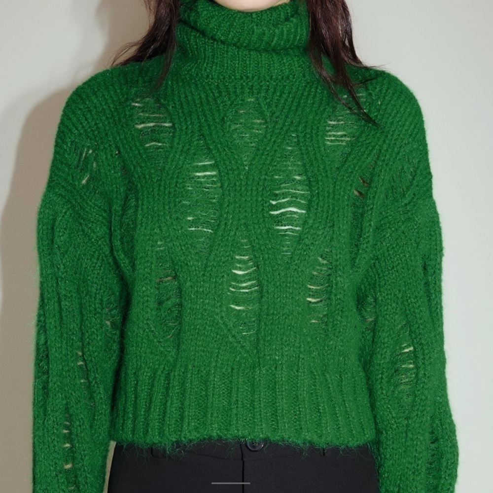 ZARA cropped knit sweater with rips💚